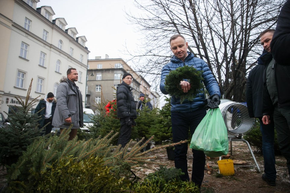 Prezydent Andrzej Duda podczas przedświątecznych zakupów na Nowym Kleparzu w Krakowie.