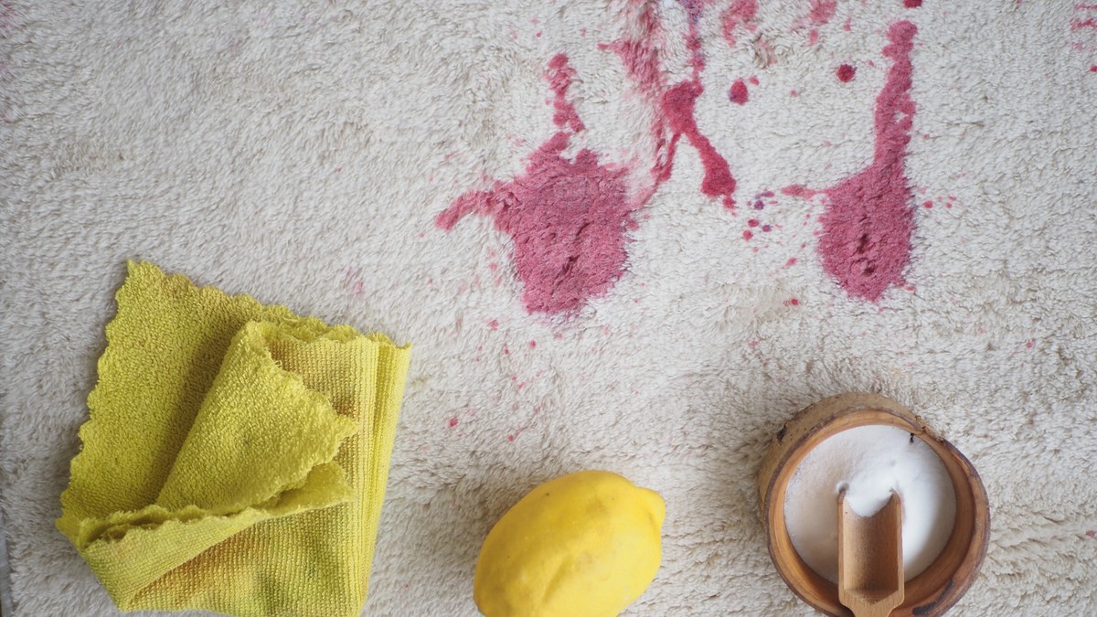 Kako ukloniti mrlje sa tepiha od vina, kafe, krvi i masnoće – prirodno i bez hemije