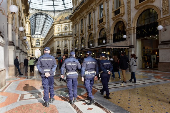Sara i njena majka večerale za Božić nakon čega su iznenada UMRLE! Mislilo se da su se otrovale hranom, a onda je klupko počelo da se odmotava! Sve oči uprte u JEDINU PREŽIVELU ĆERKU!