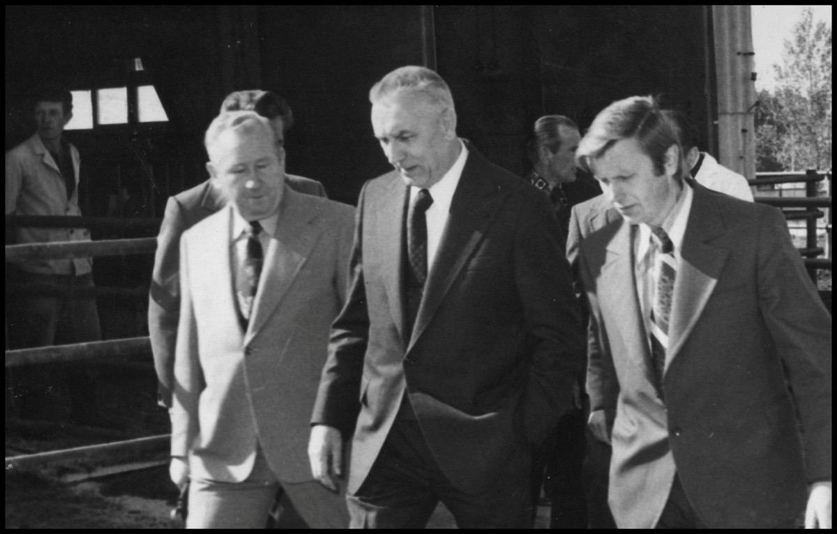 Edward Gierek (w środku) w PGR w Rząśniku