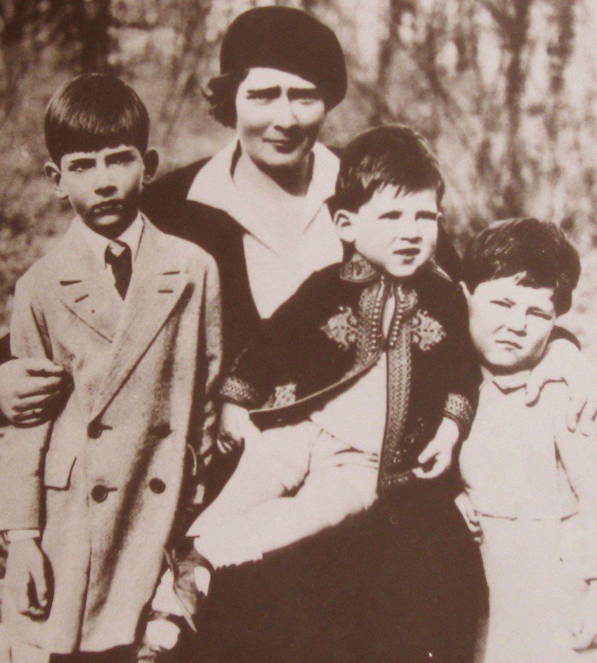 Kraljica sa sinovima u Košutnjaku