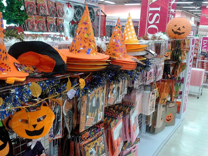 Wszechobecność słodyczy nie oznacza jednak, że w Japonii nie można znaleźć bardziej przerażających towarów. Wnioskując po liczbie gadżetów na wystawach, moda na Halloween przyjęła się w Japonii doskonale. Na zdjęciu sklep DAISO w Osace.