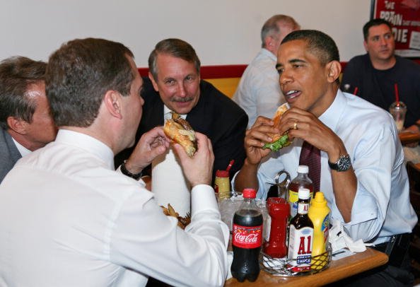 Prezydent USA Barack Obama i prezydent Federacji Rosyjskiej Dmitrij Miedwiediew jedzą cheeseburgery w restauracji Ray's Hell Burger 24 czerwca 2010 r. w Arlington, w stanie Wirginia