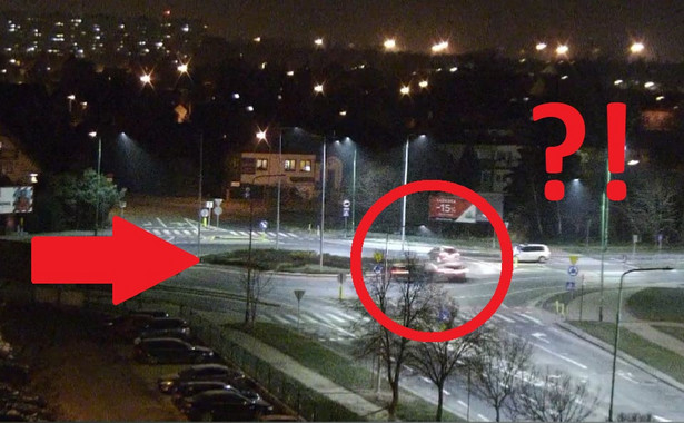 Kierowca BMW przeleciał rondo w Legnicy