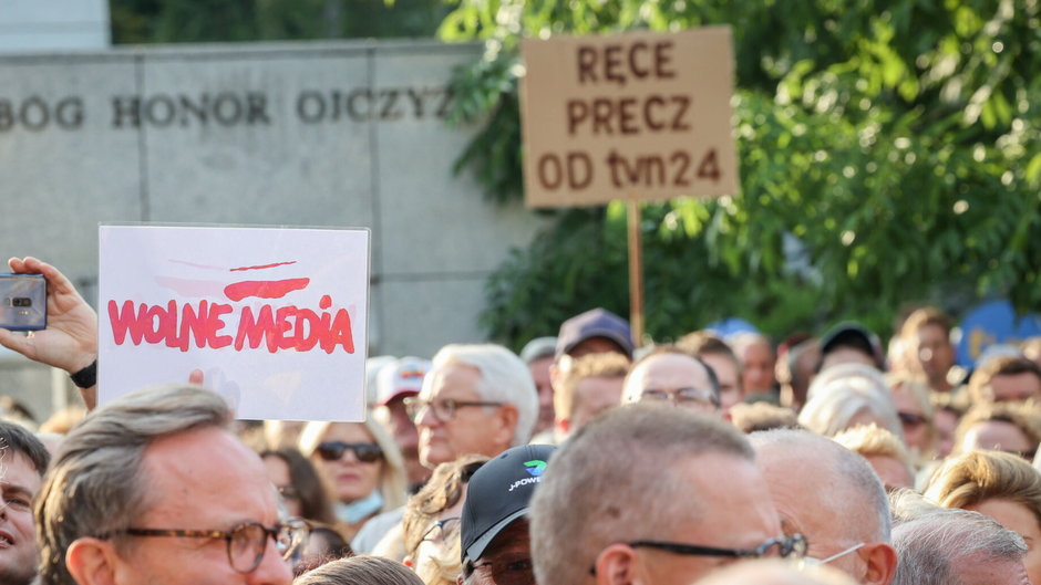 Demonstracja pod Sejmem w obronie telewizji TVN