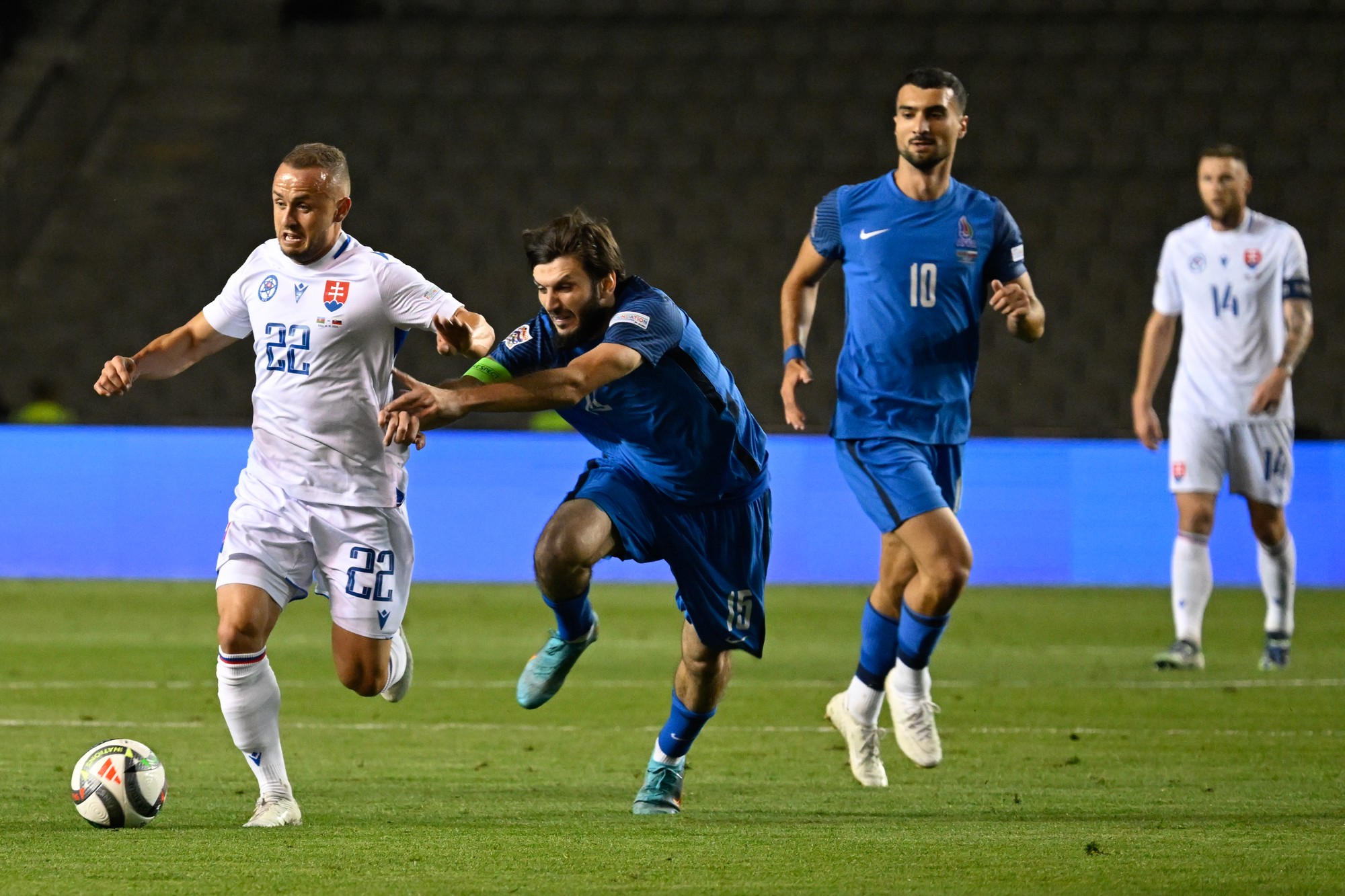 Stanislav Lobotka (Slovensko) a vpravo v popredí Badavi Hüsejnov (Azerbajdžan).