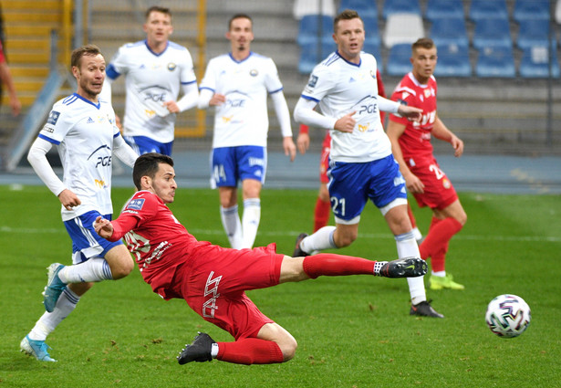 Zawodnik PGE FKS Stali Mielec Maciej Urbańczyk (L) i Mateusz Matras (2P) oraz Victor Moya Martinez (C) z Wisły Kraków podczas meczu 7. kolejki piłkarskiej Ekstraklasy