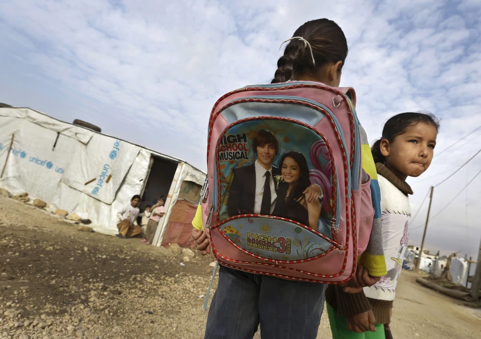 Devojčice čekaju školski autobus ispred izbegličkog kampa u Libanu