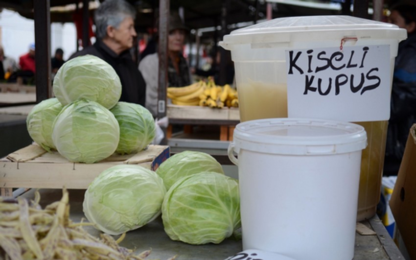 Kiseli kupus na tezgama