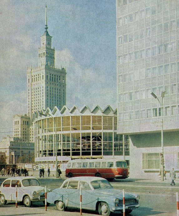 Aleje Jerozolimskie, róg Marszałkowskiej. - rotunda PKO BP, a w głębi Pałac kultury i Nauki w 1965 r.