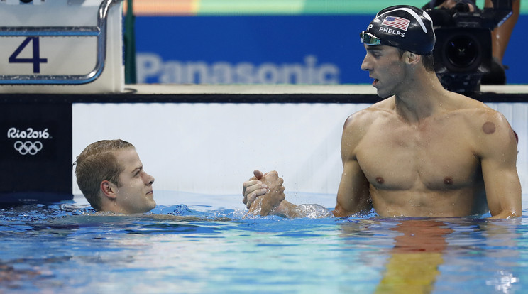 Az olimpiai aranyérmes Phelps és a bronzérmes Kenderesi, gratulál egymásnak /Fotó: AFP