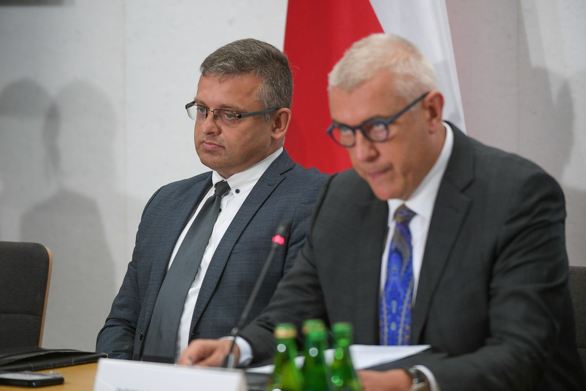 Warszawa, 25.07.2024. Przewodniczący zespołu, poseł PO Roman Giertych (P) oraz sędzia, były prezes Sądu Okręgowego w Gliwicach Arkadiusz Cichocki (L) podczas spotkania Zespołu ds. Rozliczeń PiS w Sejmie w Warszawie, 25 bm. Temat: Sprawy związane z KRS i SN. (ad) PAP/Marcin Obara