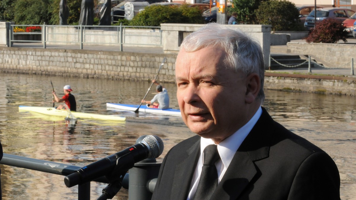 Premier obiecywał, że wszystkim będzie lepiej, dzisiaj musi odpowiadać na pytania, jak żyć. Ludziom nie żyje się lepiej - powiedział w Bydgoszczy prezes PiS Jarosław Kaczyński.