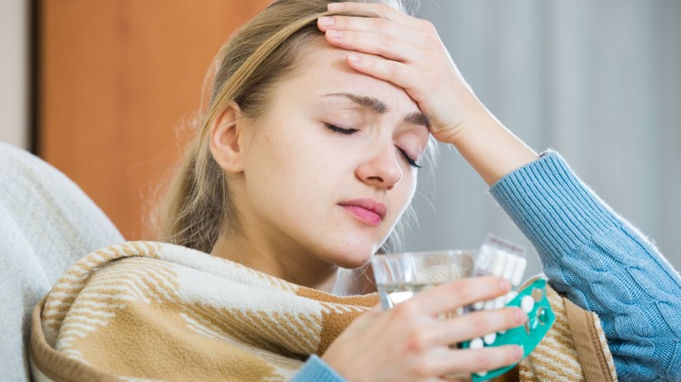 nátha megfázás influenza tünetei torokfájás láz különbség