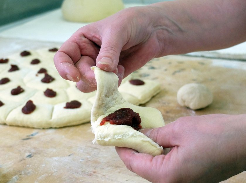 Pączki są nadziewane i formowane ręcznie