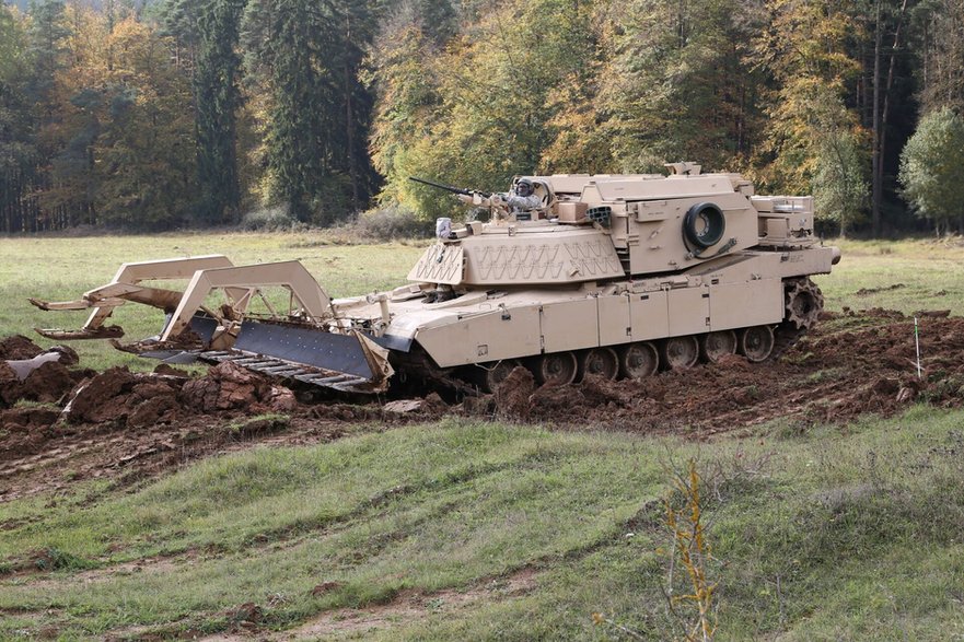 Zbudowany na podwoziu Abramsa pojazd saperski M1150