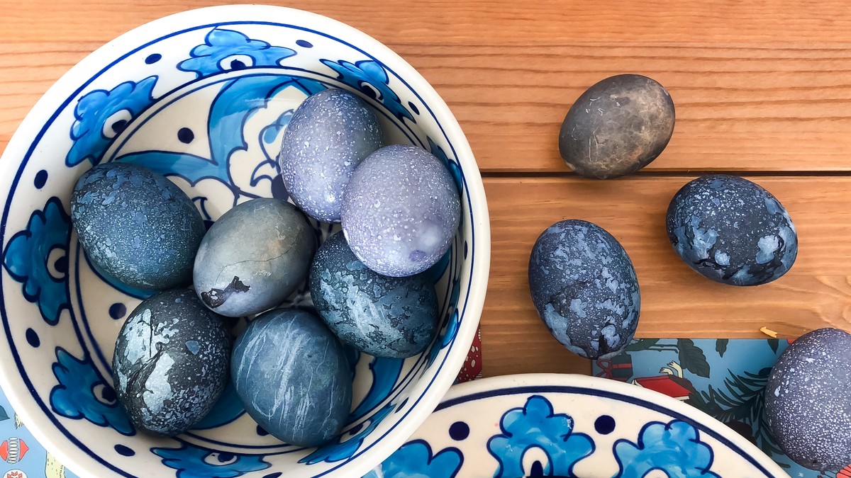 Farbanje jaja u čaju od hibiskusa