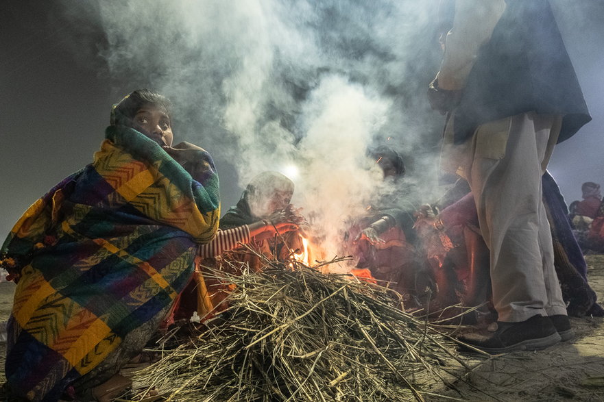 Wieczorem na wiernych opada chłód – wszystko spowijają dymy z ognisk