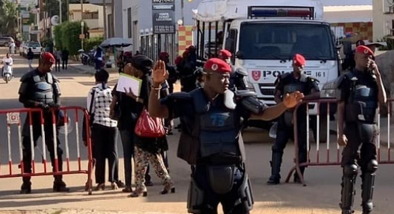 Des policiers installent une barrière pour filter les passages dans la rue où habite le leader du Pastef