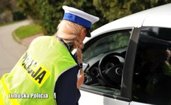 Ta naklejka na auto to obowiązek. Klamka zapadła, w 2025 nowe zasady