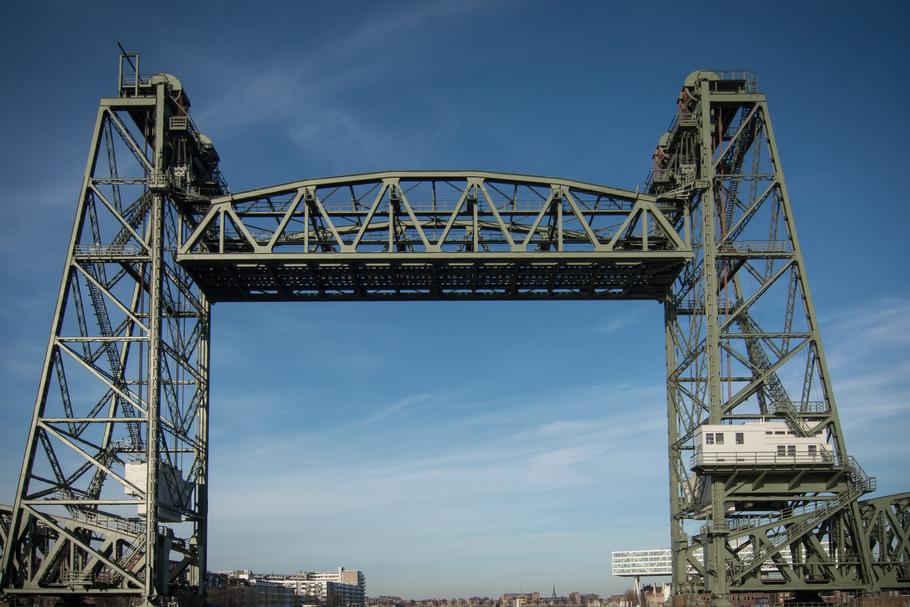 Luksusowy jacht Jeffa Bezosa jest tak wielki, że aby mógł przepłynąć przez Rotterdam, trzeba rozebrać historyczny most kolejowy, co nie podoba się mieszkańcom tego miasta
