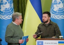 "Rosjanie atakują Kijów rakietami w trakcie wizyty szefa ONZ. Pocztówka z Moskwy?"