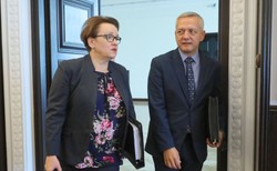 Mazurek do Zalewskiej w RMF FM: Jak się mówi - "półtora roku" czy "półtorej roku"?