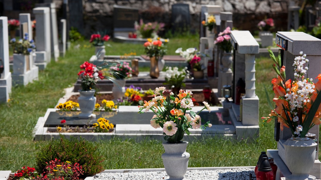 Ľudia so zatajeným dychom sledovali otváranie rakvy. (ilustračné foto)