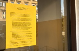 Policja rozwiesza żółte kartki na klatkach schodowych. Są na nich ważne informacje dla seniorów