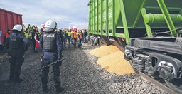 Rolnicy czekają na ruch Donalda Tuska