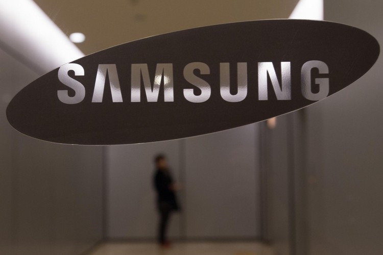 <b>Samsung</b>
<br>
<br>
Ta koreańska firma, w ciągu swojej ponad siedemdziesięcioletniej historii, zajmowała się często bardzo odległymi od siebie branżami. Twórcy Samsunga zaczynali w 1938 roku od eksportu, sprzedając suszone ryby, warzywa i owoce do Mandżurii i Pekinu. 
<br>
<br>
W następnych latach firma zajmowała się produkcją cukru, sprzedażą polis ubezpieczeniowych oraz budową centrów handlowych. Samsung założył nawet własną gazetę. 
<br>
<br>
W 1970 roku koncern rozpoczął produkcję swojego pierwszego czarno-białego telewizora P-3202, a już w 1989 roku z taśmy zszedł 20-milionowy kolorowy telewizor. Sześć lat wcześniej Samsung rozpoczął produkcję komputerów osobistych, a w 1992 roku wprowadził do sprzedaży swój pierwszy telefon komórkowy.