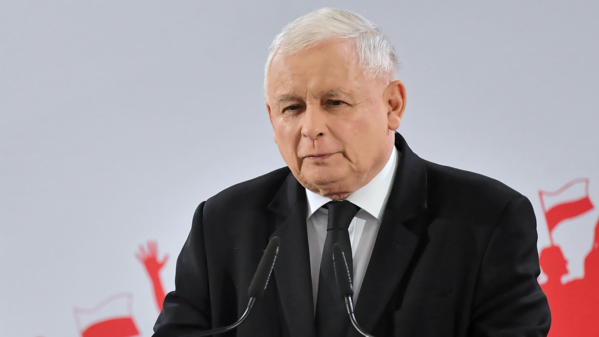 Prezes PiS Jarosław Kaczyński odwiedził wczoraj wieczorem grób pary prezydenckiej Lecha i Marii Kaczyńskich w krypcie katedry na Wawelu.