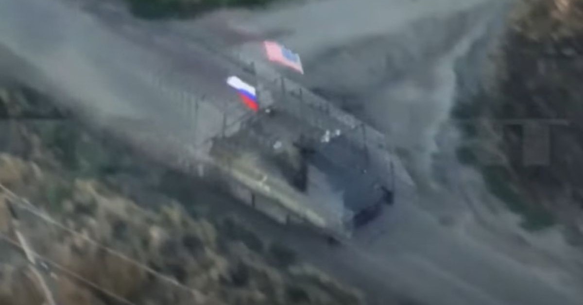 Atakowali Ukraińców z flagami Rosji i USA. "Skrajna bezczelność" Kremla