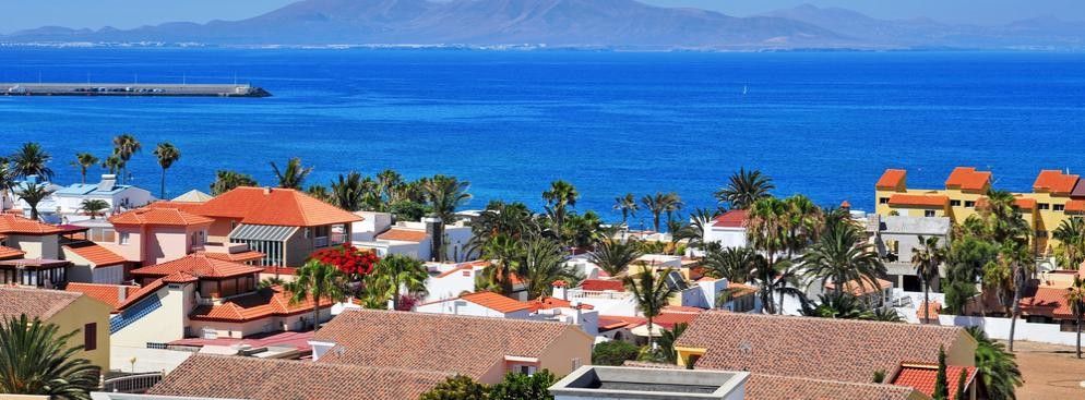 Charakterystyczne plaże wokół miejscowości Corralejo to idealne miejsce na relaksujący wypoczynek. Miejscowość jest położona na Fuerteventurze — wulkanicznej wyspie, na której silny wiatr służy nie tylko do napędzania wiatraków. Docenią go także miłośnicy kitesurfingu i windsurfingu.