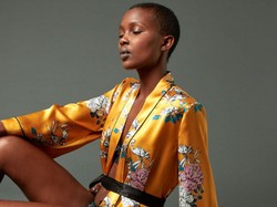 Bielizna nocna, która zostanie z właścicielką na dłużej: jedwabne cudeńka w nowej kolekcji Etam