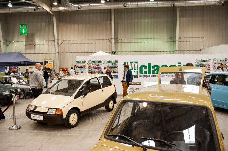 Beskid i fiat 126p Combi na stoisku magazynu 'Auto Świat Classic'