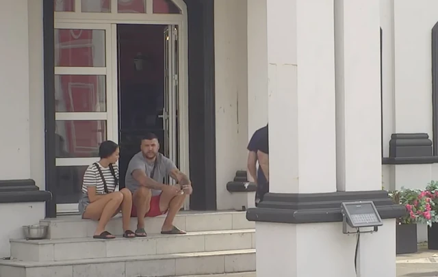 VEST O TRUDNOĆI PRED SAM KRAJ?! Starleta se danima žalila na mučninu, Asmin ODMAH TRAŽIO DA URADI TEST - Obezbeđenje ga jedva odvuklo!