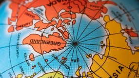 Szybki sprawdzian wiedzy z geografii. Ten quiz nie zajmie Ci dużo czasu. Dopasuj miasta do państw