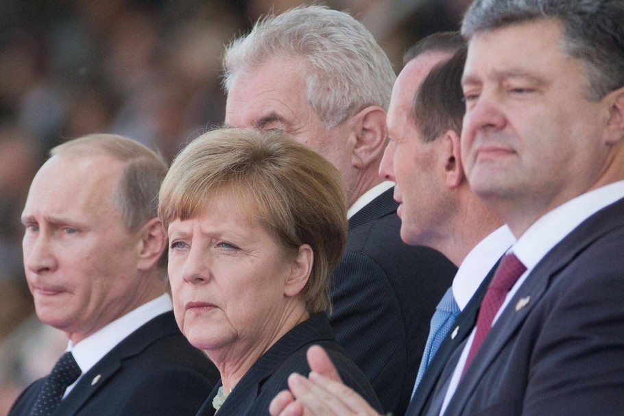 Władimir Putin, prezydent Rosji, Angela Merkel, kanclerz Niemiec i Petro Poroszenko, prezydent Ukrainy. Ouistreham, Francja, 6 czerwca 2014 r.