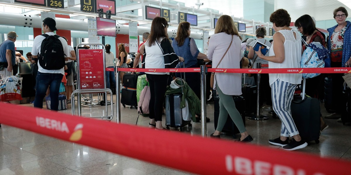 Na kilku hiszpańskich lotniskach trwa strajk personelu naziemnego. Odwołano już wiele rejsów, zwłaszcza obsługiwanych przez linie Vueling i Iberia. Protest zainicjowali członkowie Głównego Związku Pracowników (UGT).