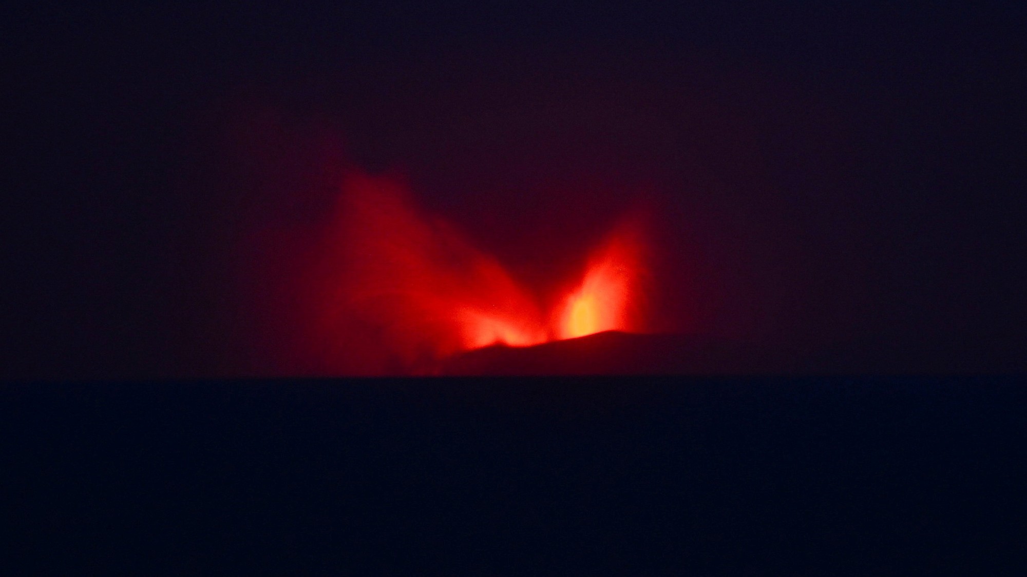 Anak Krakatoa opäť vybuchla. Popol zastavil hlavné letisko pri Jakarte