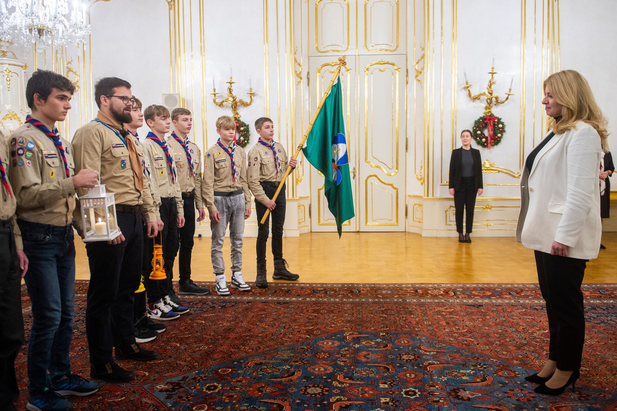 Slovenskí skauti odovzdali betlehemské svetlo prezidentke Z. Čaputovej.