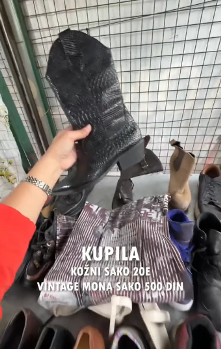 Maša Memedović kupuje odeću na pijaci