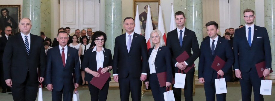 Prezydent Andrzej Duda oraz nowo powołani ministrowie - Jacek Sasin, Marian Banaś, Elżbieta Witek, Bożena Borys-Szopa, Dariusz Piontkowski, Michał Dworczyk i Michał Woś. Warszawa, 4 czerwca 2019 r.