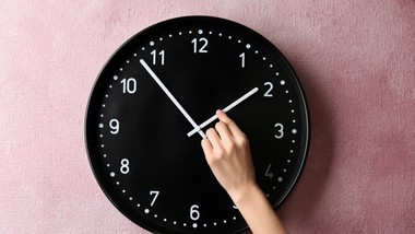 koniec ze zmianą czasu – co nas czeka? latem poranki zaczynać się będą o godzinie 3 lub zimą o godzinie 9