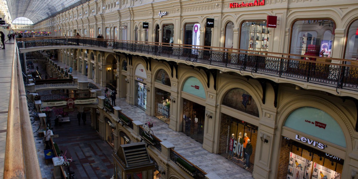 W rosyjskich galeriach handlowych i sklepach ciągle jest wiele towarów wielkich zachodnich koncernów.