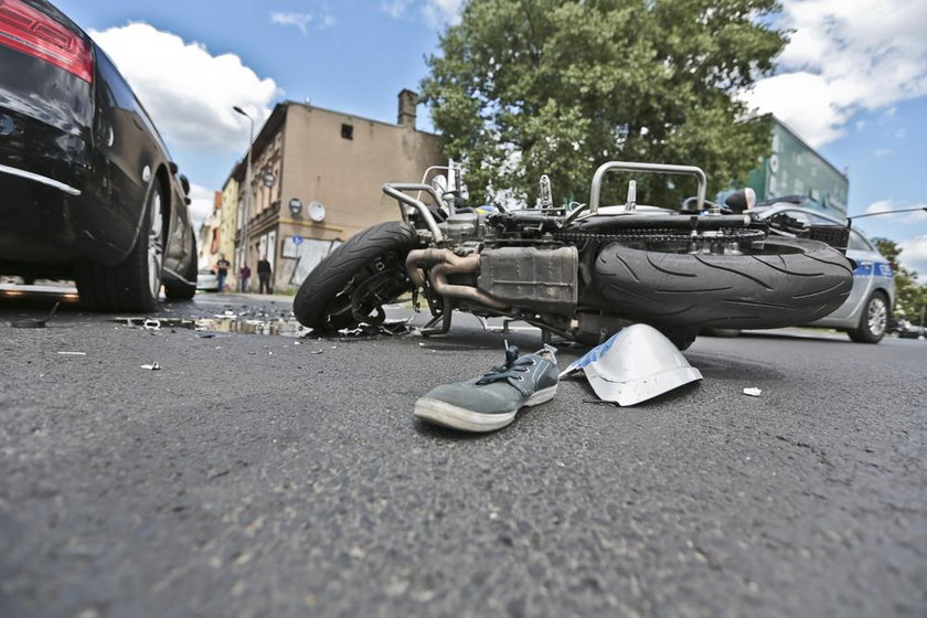 Koszmarny na drodze. Motocyklista przeleciał przez audi