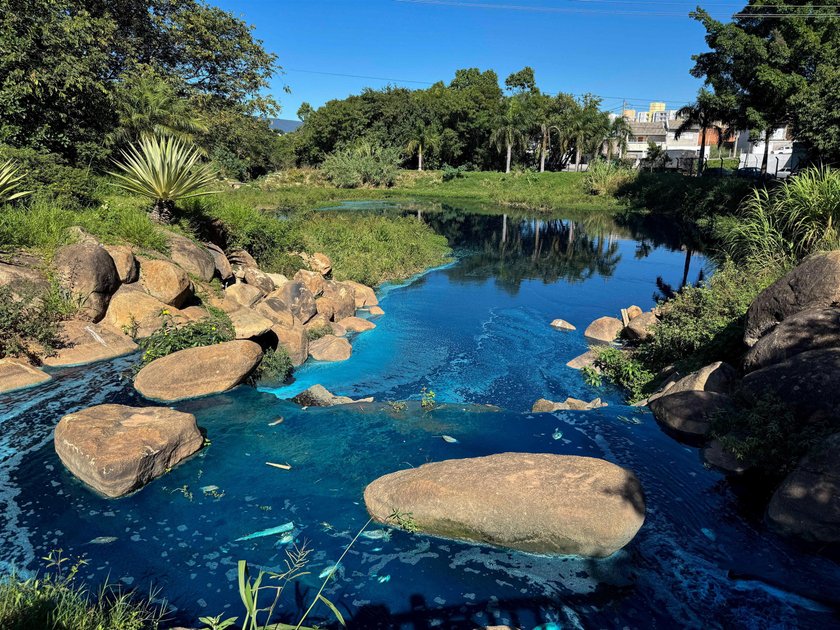 Ink -colored river. The authorities alert after chemical contamination