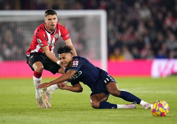 Piłkarz Southampton Jan Bednarek (L) i zawodnik Aston Villi Ollie Watkins (P)