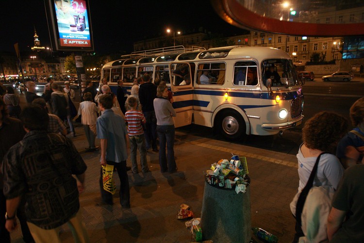 Dodatkową atrakcją były kursy zabytkowymi autobusami